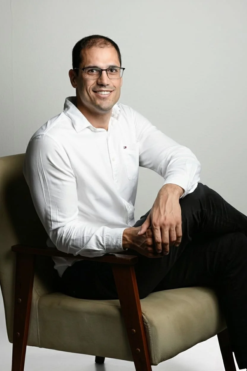 Foto profissional do Dr. Victor Cordeiro, médico especialista em saúde metabólica
